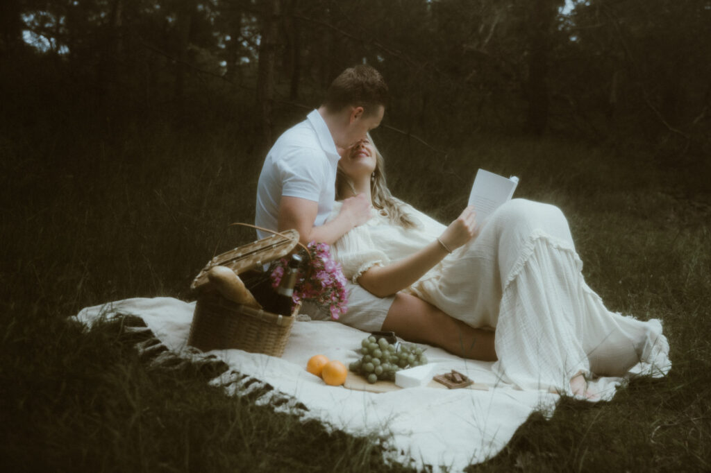 Picknick loveshoot in een groen bos