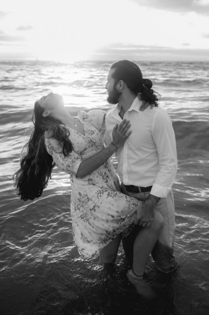 Liefdevolle loveshoot in de zee