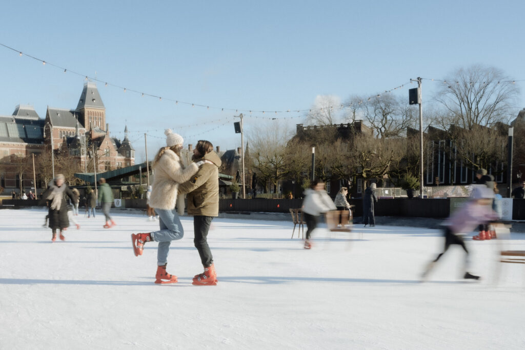 Vier de liefde met een schaatsdate